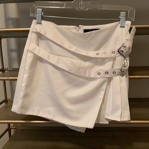 Pleated edgy buckle skort